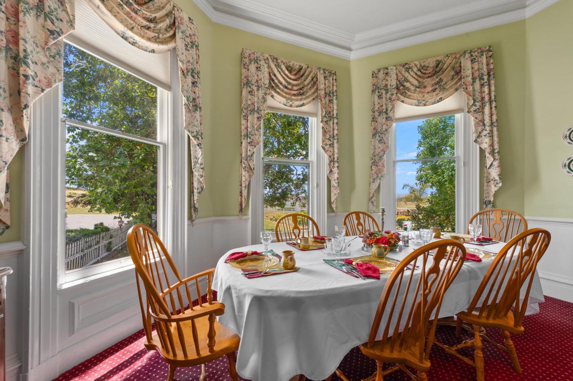 The Gables Wine Country Inn Санта-Роза Экстерьер фото